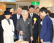 恩賜記念賞の福田竜士さんの説明をお聞きになる両殿下