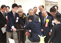 恩賜記念賞の橋本朗さん・前里将太さん・岩崎悠希さんの説明をお聞きになる両殿下