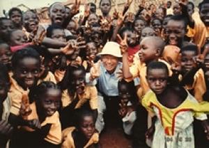 アフリカ視察中の大村博士、オンコセルカ症の恐怖から解き放たれた純粋な瞳の子供たちに囲まれて