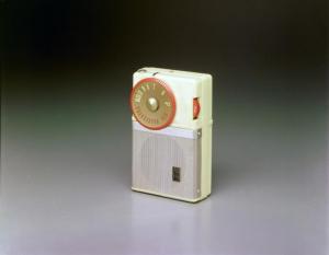 図３　世界最小のラジオ「TR-63」